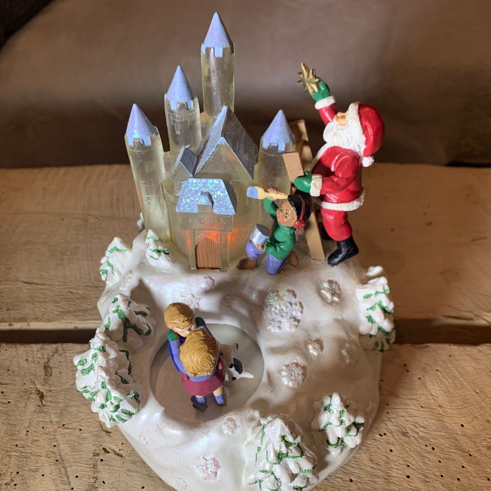327. Avon Vintage Gift Col Santa’s Magical Castle Musical Wind Up Collectible